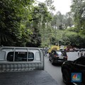 Pengendara terjebak kemacetan di Jalan Raya Puncak, Bogor, Jawa Barat, Selasa (30/12/2025). (CNBC Indonesia/Tri Susilo)