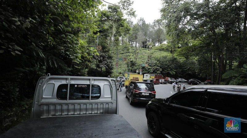 Pengendara terjebak kemacetan di Jalan Raya Puncak, Bogor, Jawa Barat, Selasa (30/12/2025). (CNBC Indonesia/Tri Susilo)