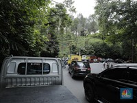 Pengendara terjebak kemacetan di Jalan Raya Puncak, Bogor, Jawa Barat, Selasa (30/12/2025). (CNBC Indonesia/Tri Susilo)
