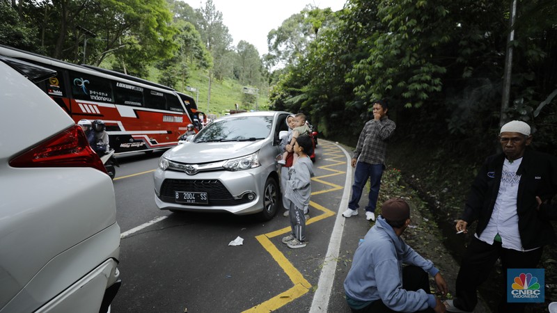 Pengendara terjebak kemacetan di Jalan Raya Puncak, Bogor, Jawa Barat, Selasa (30/12/2025). (CNBC Indonesia/Tri Susilo)