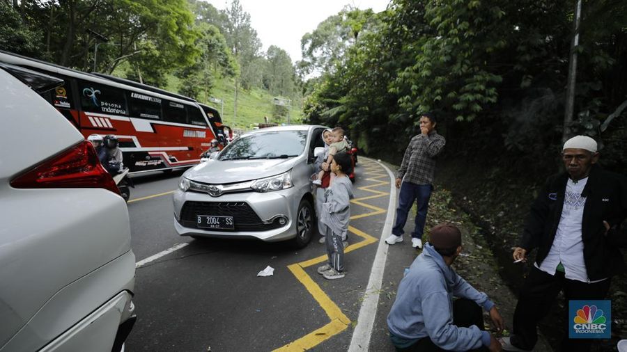 Pengendara terjebak kemacetan di Jalan Raya Puncak, Bogor, Jawa Barat, Selasa (30/12/2025). (CNBC Indonesia/Tri Susilo)