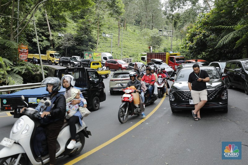 Pengendara terjebak kemacetan di Jalan Raya Puncak, Bogor, Jawa Barat, Selasa (30/12/2025). (CNBC Indonesia/Tri Susilo)