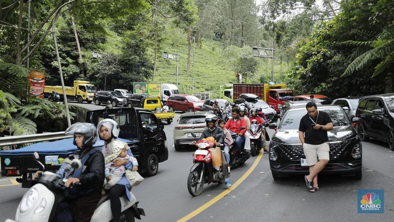 Pengendara terjebak kemacetan di Jalan Raya Puncak, Bogor, Jawa Barat, Selasa (30/12/2025). (CNBC Indonesia/Tri Susilo)