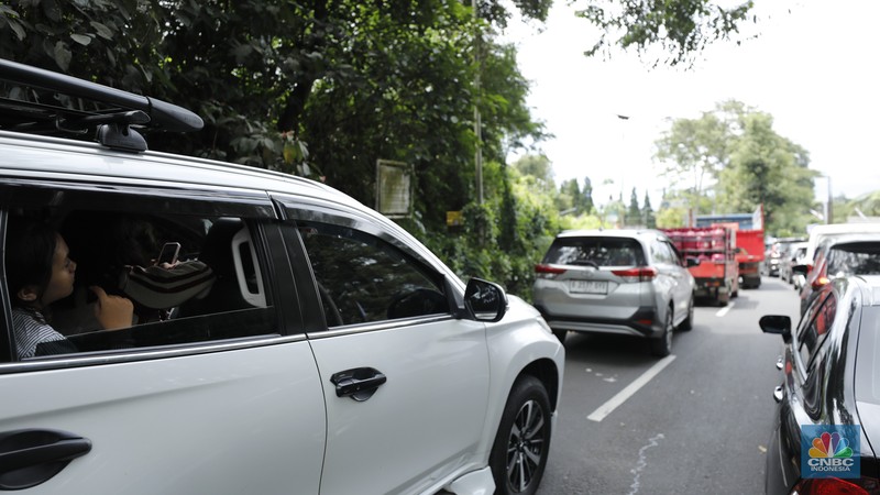 Pengendara terjebak kemacetan di Jalan Raya Puncak, Bogor, Jawa Barat, Selasa (30/12/2025). (CNBC Indonesia/Tri Susilo)
