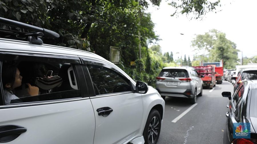 Pengendara terjebak kemacetan di Jalan Raya Puncak, Bogor, Jawa Barat, Selasa (30/12/2025). (CNBC Indonesia/Tri Susilo)