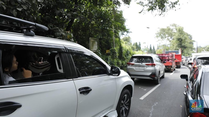 Pengendara terjebak kemacetan di Jalan Raya Puncak, Bogor, Jawa Barat, Selasa (30/12/2025). (CNBC Indonesia/Tri Susilo)