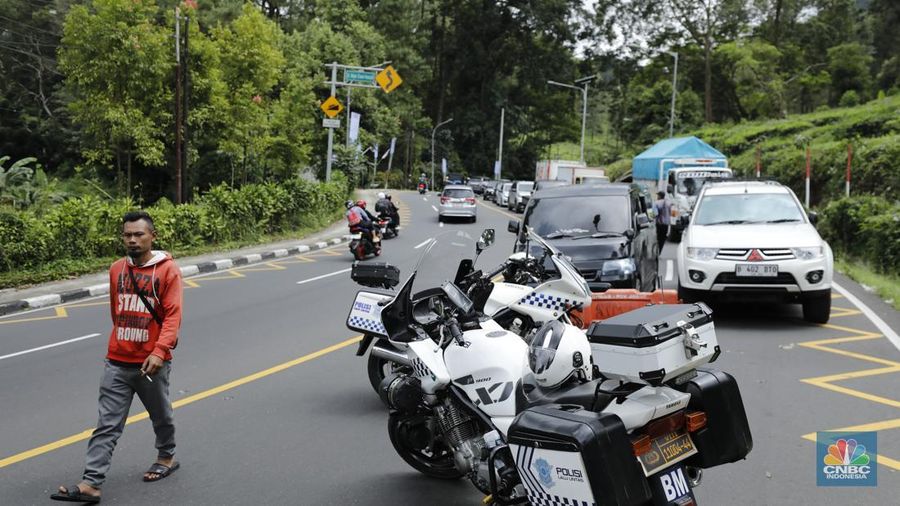 Pengendara terjebak kemacetan di Jalan Raya Puncak, Bogor, Jawa Barat, Selasa (30/12/2025). (CNBC Indonesia/Tri Susilo)