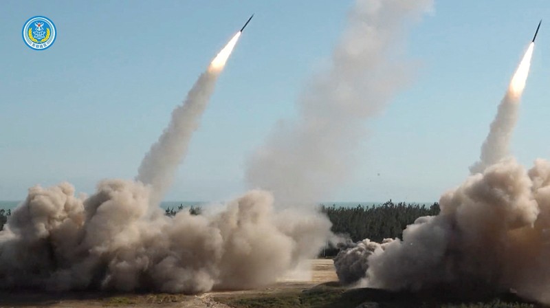 Peralatan militer pasukan darat ikut serta dalam latihan tembak langsung jarak jauh yang menargetkan perairan di selatan Taiwan, dari lokasi yang tidak diungkapkan dalam cuplikan video yang dirilis oleh Komando Teater Timur Tentara Pembebasan Rakyat Tiongkok (PLA) pada 30 Desember 2025. (Eastern Theatre Command/Handout via REUTERS)