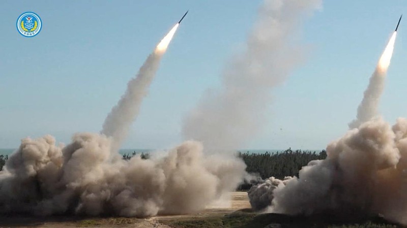 Peralatan militer pasukan darat ikut serta dalam latihan tembak langsung jarak jauh yang menargetkan perairan di selatan Taiwan, dari lokasi yang tidak diungkapkan dalam cuplikan video yang dirilis oleh Komando Teater Timur Tentara Pembebasan Rakyat Tiongkok (PLA) pada 30 Desember 2025. (Eastern Theatre Command/Handout via REUTERS)