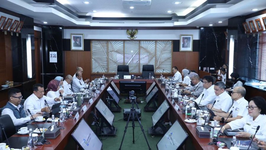 Menteri Pendayagunaan Aparatur Negara dan Reformasi Birokrasi (PANRB) Rini Widyantini rapat bersama Menteri Keuangan Purbaya Yudhi Sadewa, di Jakarta, Senin (29/12/2025).