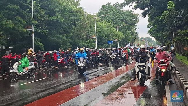 Massa Buruh Bertambah, Jalan Dekat Monas Diblokade Tak Bisa Lewat