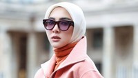 Intip Tren Kerah Naik ala Syahrini, Bikin Outfit Kemeja Makin Modis 