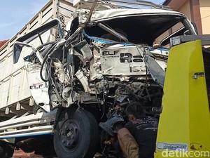 Bus Berisi Puluhan Peziarah Tabrakan dengan Truk di Tasikmalaya