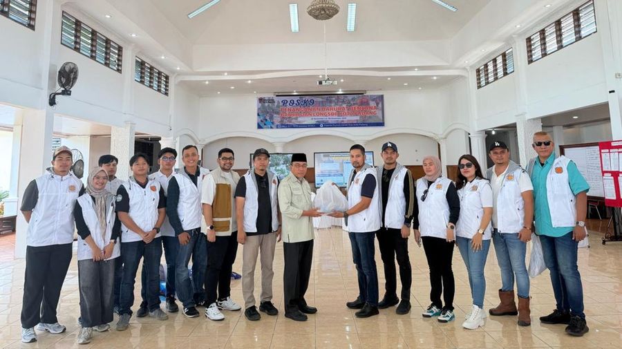 Wakil Wali Kota Padang Maigis Nasir saat menerima bantuan REI secara simbolis. (Dok. REI)