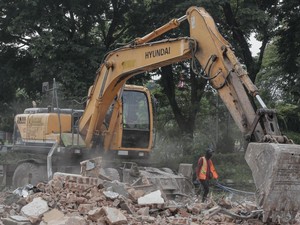 Jelang Akhir 2025, 6 Bangunan di Taman Pelangi Surabaya Dirobohkan