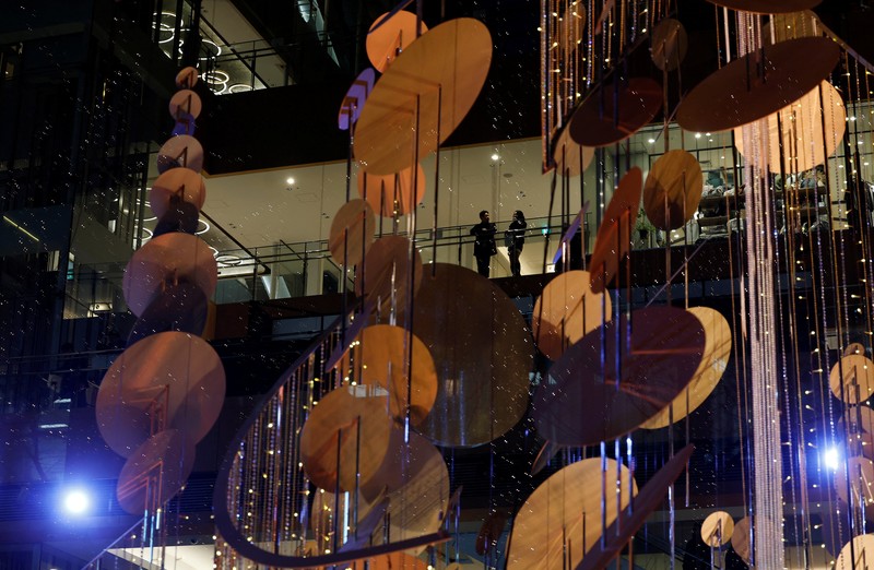 Orang-orang berkumpul di dekat dekorasi meriah yang dipasang untuk menyambut Tahun Baru dan liburan Natal di Simferopol, Krimea, 21 Desember 2025. REUTERS/Alexey Pavlishak