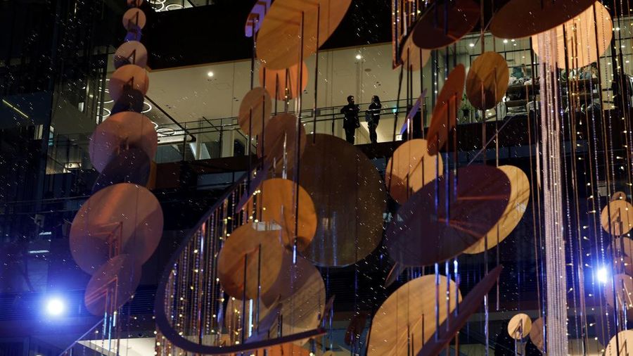 Orang-orang berkumpul di dekat dekorasi meriah yang dipasang untuk menyambut Tahun Baru dan liburan Natal di Simferopol, Krimea, 21 Desember 2025. REUTERS/Alexey Pavlishak