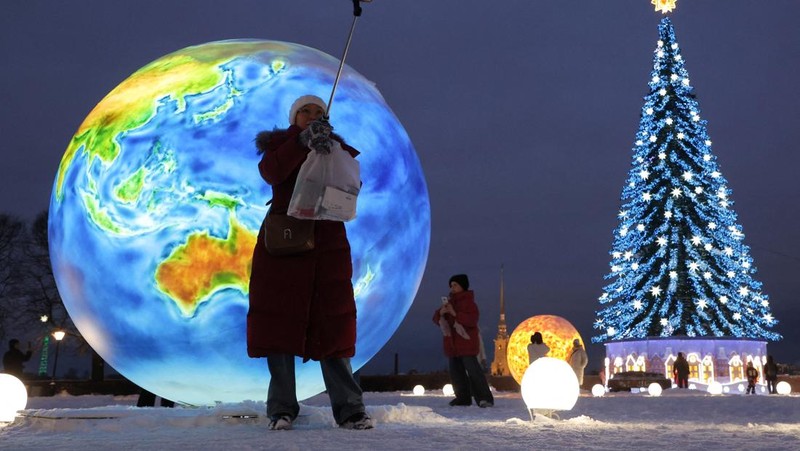 Orang-orang berkumpul di dekat dekorasi meriah yang dipasang untuk menyambut Tahun Baru dan liburan Natal di Simferopol, Krimea, 21 Desember 2025. REUTERS/Alexey Pavlishak
