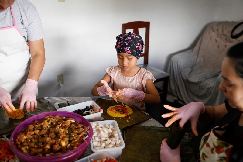 Orang-orang berkumpul di dekat dekorasi meriah yang dipasang untuk menyambut Tahun Baru dan liburan Natal di Simferopol, Krimea, 21 Desember 2025. REUTERS/Alexey Pavlishak