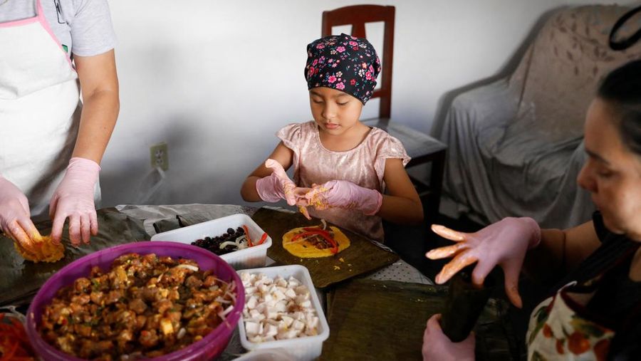 Orang-orang berkumpul di dekat dekorasi meriah yang dipasang untuk menyambut Tahun Baru dan liburan Natal di Simferopol, Krimea, 21 Desember 2025. REUTERS/Alexey Pavlishak