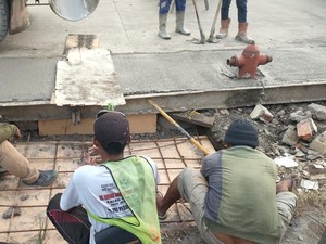 Hidran di Jalan Majapahit Semarang Kena Cor, Damkar Sambat
