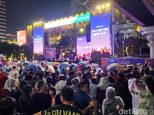 Video Pedagang Jas Hujan Kawasan HI Raup Cuan di Malam Tahun Baru 2026