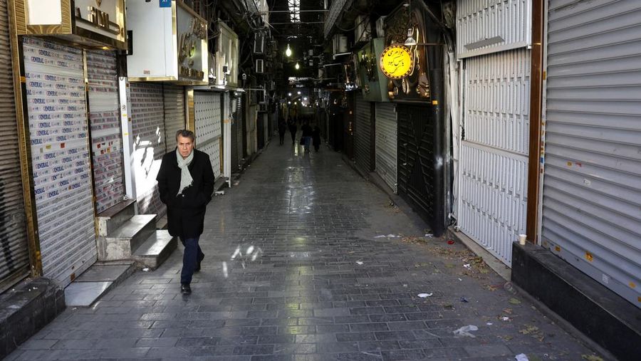 Orang-orang berjalan melewati toko-toko yang tutup setelah protes atas anjloknya nilai mata uang, di Pasar Besar Teheran, Teheran, Iran, 30 Desember 2025. Majid Asgaripour/WANA (West Asia News Agency) via REUTERS.