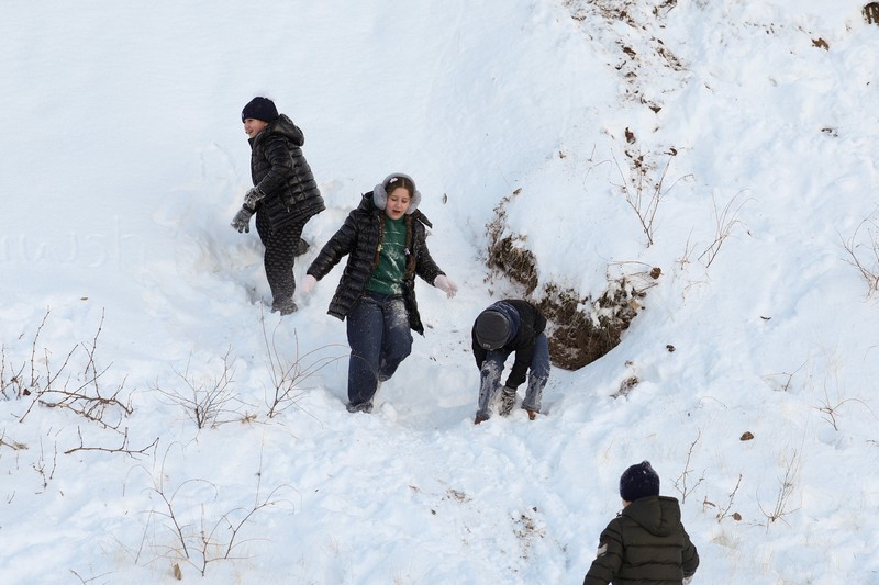 Orang-orang berkumpul di dekat dekorasi meriah yang dipasang untuk menyambut Tahun Baru dan liburan Natal di Simferopol, Krimea, 21 Desember 2025. REUTERS/Alexey Pavlishak