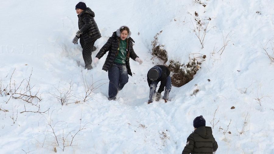 Orang-orang berkumpul di dekat dekorasi meriah yang dipasang untuk menyambut Tahun Baru dan liburan Natal di Simferopol, Krimea, 21 Desember 2025. REUTERS/Alexey Pavlishak