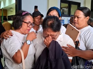 Tangis Haru Ibunda Prada Lucky Usai Pengadilan Pecat 21 Prajurit TNI
