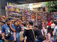 Pasar Asemka Mendadak Ramai, Pedagang Petasan Ungkap Hal Tak Terduga