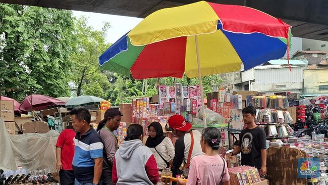 Pasar Asemka Dikepung Kembang Api, Petasan, dan Terompet Buatan China