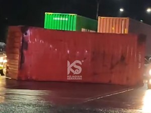 Kontainer Berisi Kaca Terjatuh dari Truk di Lampu Merah Hanoman Semarang