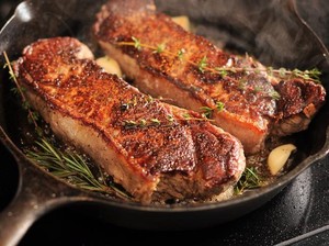 Cuma Modal Wajan! 10 Tips Bikin Steak Juicy buat Malam Tahun Baru