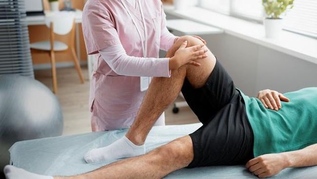 Liburan Seru Tanpa Nyeri Lutut, Kapan Perlu Knee Arthroplasty?