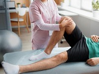 Liburan Seru Tanpa Nyeri Lutut, Kapan Perlu Knee Arthroplasty?