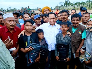 Mendagri Berikan Bantuan untuk Korban Bencana Aceh di Kecamatan Langkahan