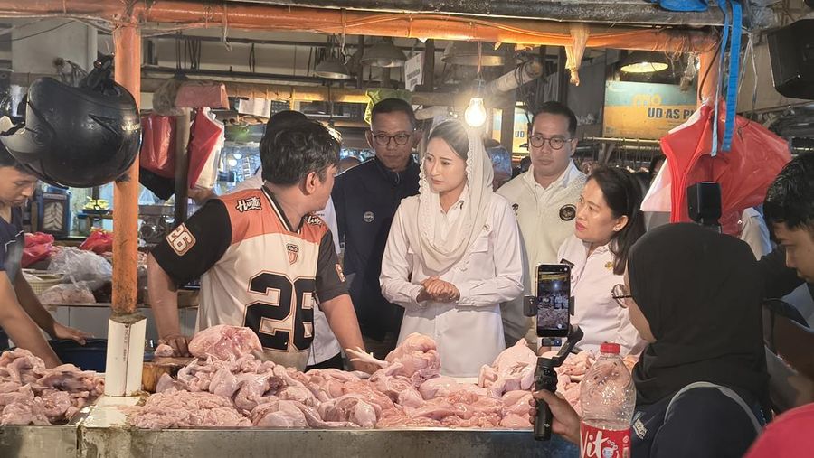 Menjelang pergantian tahun, Wakil Menteri Perdagangan (Wamendag) Dyah Roro Esti Widya Putri melakukan inspeksi mendadak (sidak) ke Pasar Senen, Jakarta Pusat, untuk memastikan harga dan ketersediaan bahan pokok (bapok) tetap terjaga. Dari hasil pantauan di lapangan, Roro menemukan tren harga yang cenderung turun dibandingkan dua minggu lalu, dengan pasokan dinilai aman menjelang malam Tahun Baru. (Dok Humas Kemendag)