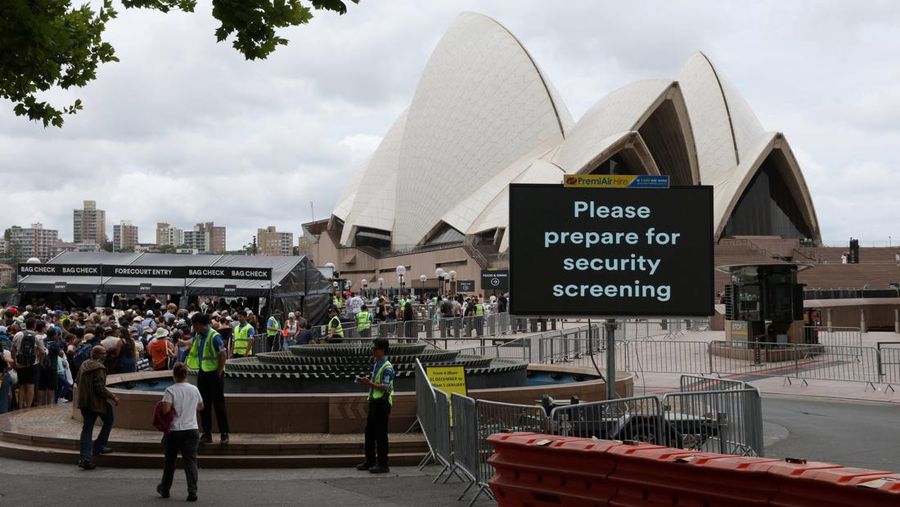 Orang-orang berkumpul di dekat dekorasi meriah yang dipasang untuk menyambut Tahun Baru dan liburan Natal di Simferopol, Krimea, 21 Desember 2025. REUTERS/Alexey Pavlishak