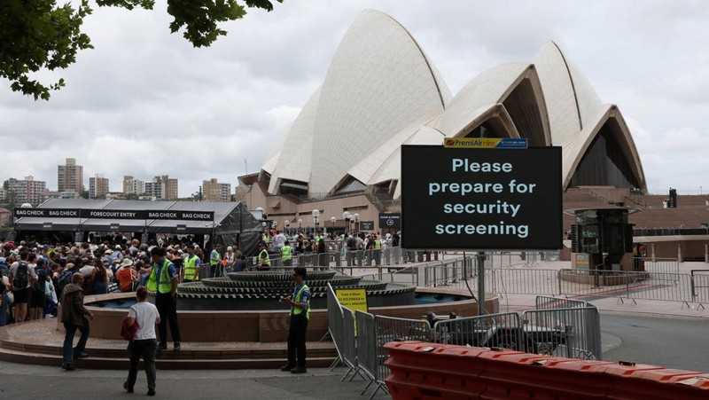 Orang-orang berkumpul di dekat dekorasi meriah yang dipasang untuk menyambut Tahun Baru dan liburan Natal di Simferopol, Krimea, 21 Desember 2025. REUTERS/Alexey Pavlishak
