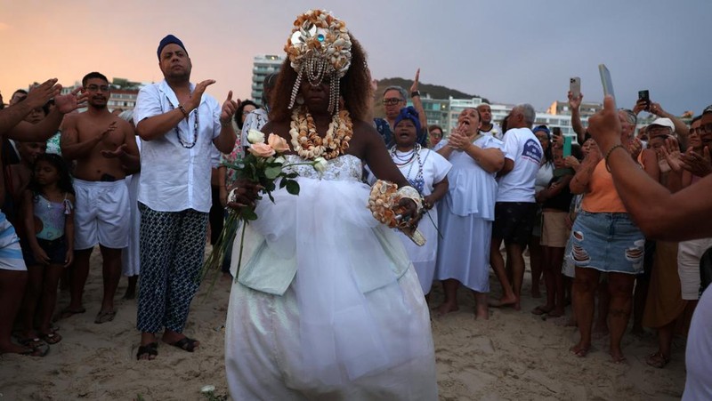Orang-orang berkumpul di dekat dekorasi meriah yang dipasang untuk menyambut Tahun Baru dan liburan Natal di Simferopol, Krimea, 21 Desember 2025. REUTERS/Alexey Pavlishak