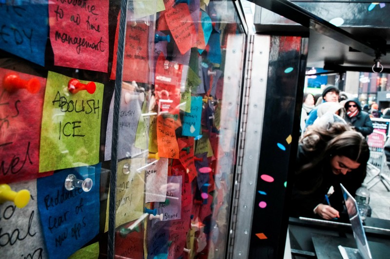 Orang-orang berkumpul di dekat dekorasi meriah yang dipasang untuk menyambut Tahun Baru dan liburan Natal di Simferopol, Krimea, 21 Desember 2025. REUTERS/Alexey Pavlishak