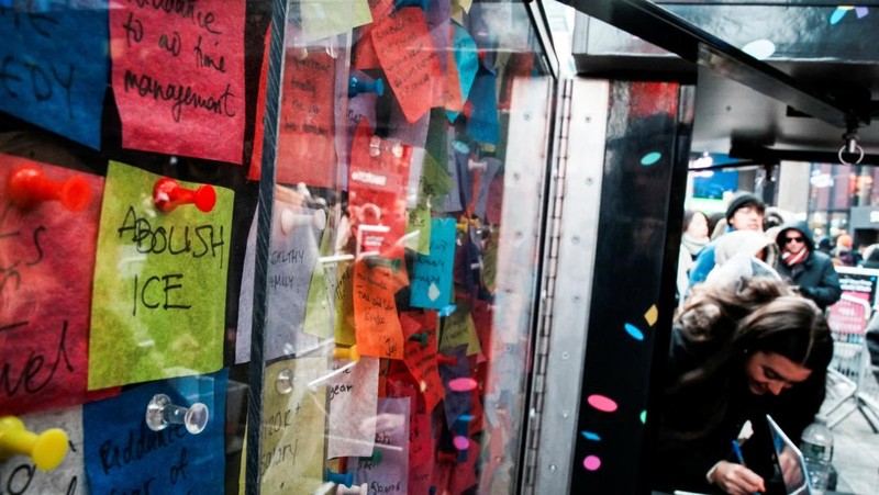 Orang-orang berkumpul di dekat dekorasi meriah yang dipasang untuk menyambut Tahun Baru dan liburan Natal di Simferopol, Krimea, 21 Desember 2025. REUTERS/Alexey Pavlishak