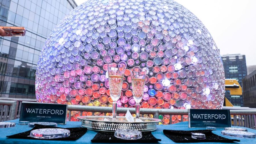 Orang-orang berkumpul di dekat dekorasi meriah yang dipasang untuk menyambut Tahun Baru dan liburan Natal di Simferopol, Krimea, 21 Desember 2025. REUTERS/Alexey Pavlishak