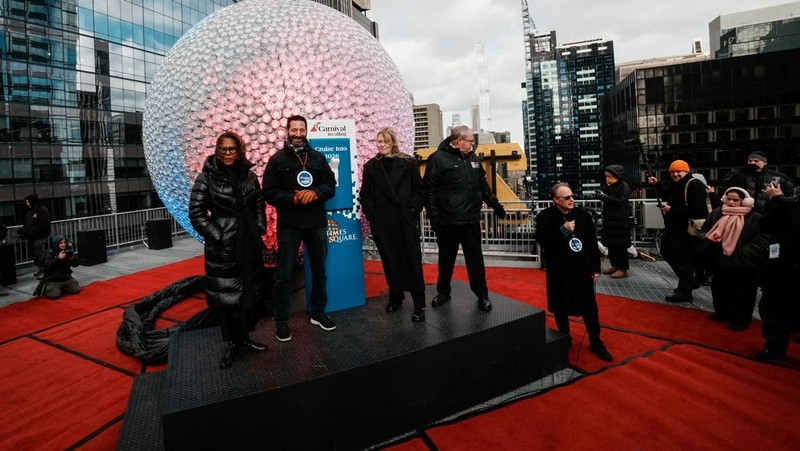 Orang-orang berkumpul di Circular Quay dekat Gedung Opera Sydney menjelang pertunjukan kembang api Malam Tahun Baru, di Sydney, Australia, 31 Desember 2025. (REUTERS/Hollie Adams)