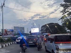 Lalin di Bundaran Waru Padat Jelang Tahun Baru, Penyekatan Belum Dimulai