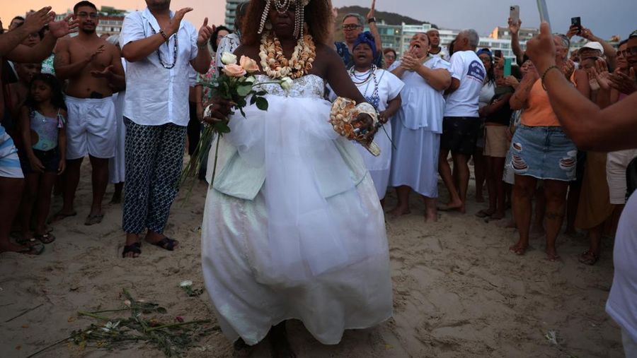 Sebuah tayangan drone menunjukkan para penganut agama Afro-Brasil memberikan penghormatan kepada Yemanja, dewi laut, selama perayaan malam Tahun Baru tradisional di Pantai Copacabana di Rio de Janeiro, Brasil, 29 Desember 2025. (REUTERS/Janaina Quinet)