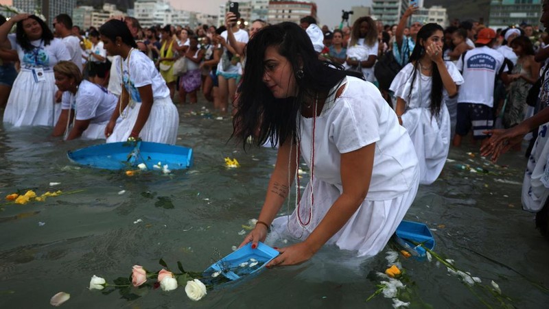Sebuah tayangan drone menunjukkan para penganut agama Afro-Brasil memberikan penghormatan kepada Yemanja, dewi laut, selama perayaan malam Tahun Baru tradisional di Pantai Copacabana di Rio de Janeiro, Brasil, 29 Desember 2025. (REUTERS/Janaina Quinet)