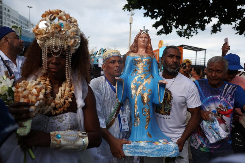 Sebuah tayangan drone menunjukkan para penganut agama Afro-Brasil memberikan penghormatan kepada Yemanja, dewi laut, selama perayaan malam Tahun Baru tradisional di Pantai Copacabana di Rio de Janeiro, Brasil, 29 Desember 2025. (REUTERS/Janaina Quinet)