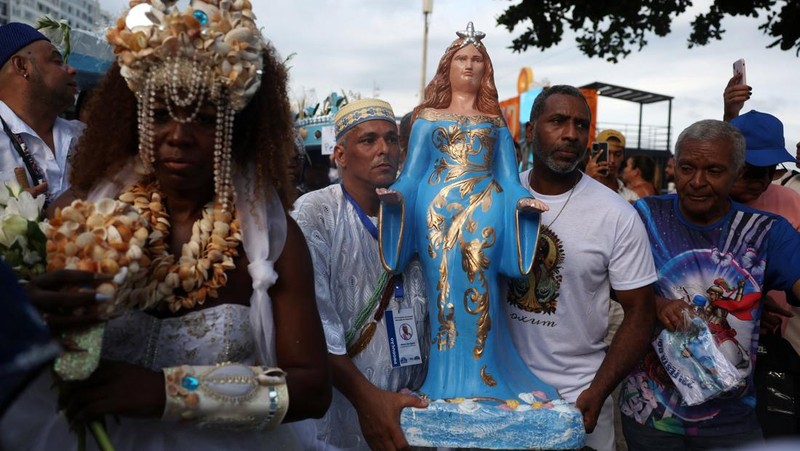 Sebuah tayangan drone menunjukkan para penganut agama Afro-Brasil memberikan penghormatan kepada Yemanja, dewi laut, selama perayaan malam Tahun Baru tradisional di Pantai Copacabana di Rio de Janeiro, Brasil, 29 Desember 2025. (REUTERS/Janaina Quinet)